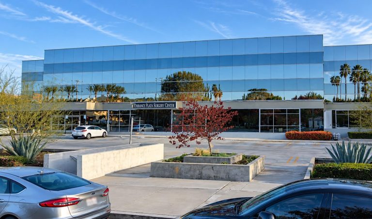 The office building at 5400 Balboa Blvd, home of Moy, Fincher, Chipps Facial Plastics & Dermatology in Encino